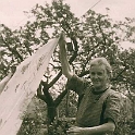 Helene Kalff beim Wäscheabhängen